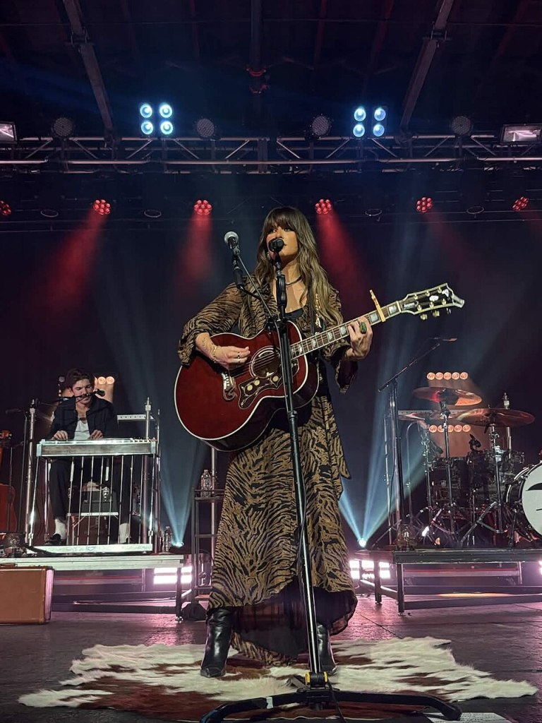 alt="Ella Langley in concert 2025"